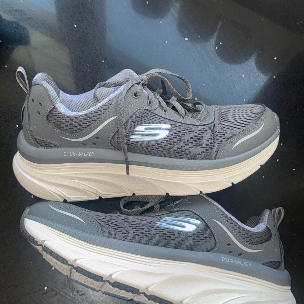 Skechers Beige D'LUX Walker Shoes size 9 memory foam women size